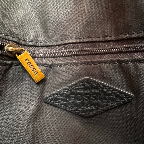 Fossil • Kinley Small Leather Crossbody in Black - Picture 13 of 13